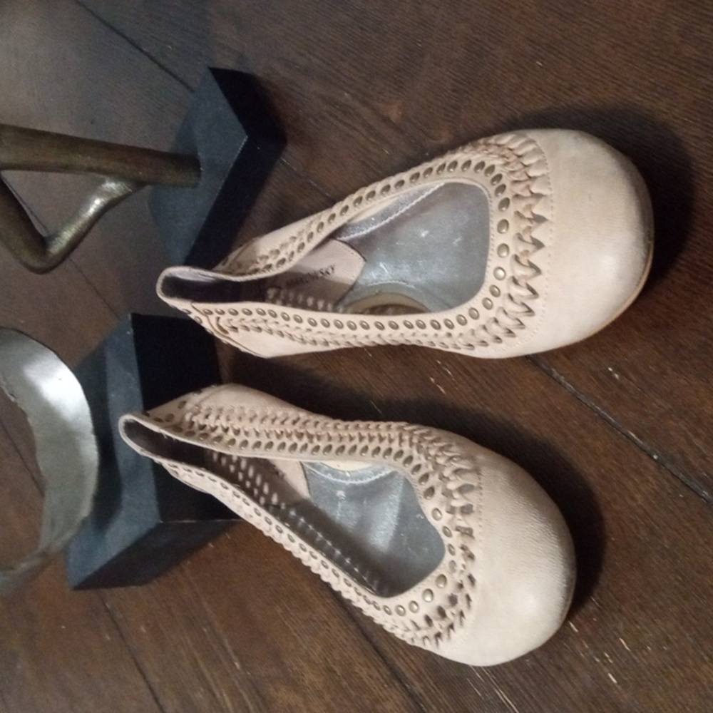 {$20 BUNDLED} B. MAKOWSKY Tan Gold Studded Flats(CS)